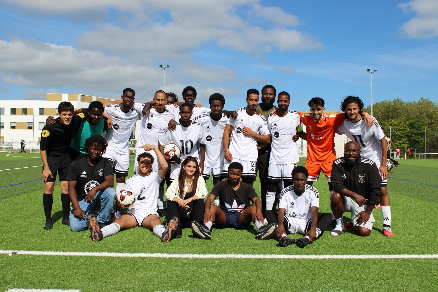 Le groupe du Brest Football Club réuni sur le terrain après un match